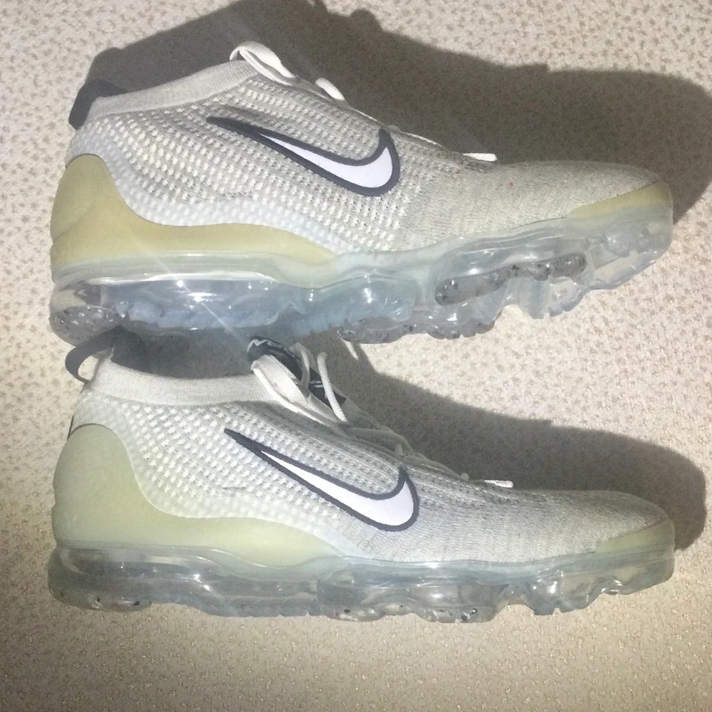 NIKE AIR VAPORMAX MONOCHROME. NEW WITHOUT BOX.
